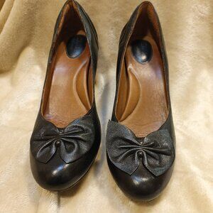 Women's Clark's Artisan Black Leather Pumps 3" heels Size 9.5